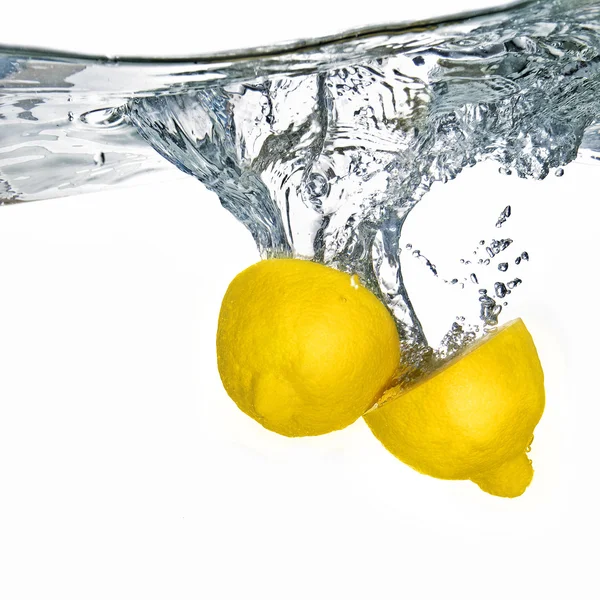 Friss citrom a vízbe esett — Stock Fotó
