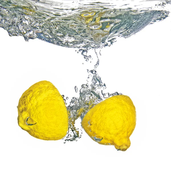 新鲜柠檬掉进水里 — 图库照片