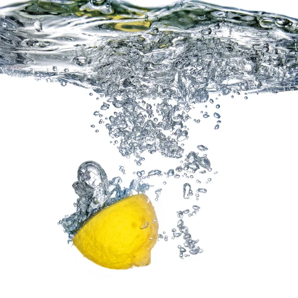Citron frais tombé dans l'eau — Photo