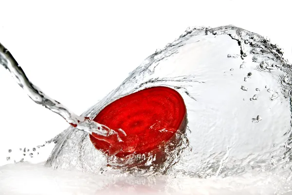 Beterraba vermelha com respingo de água isolado — Fotografia de Stock