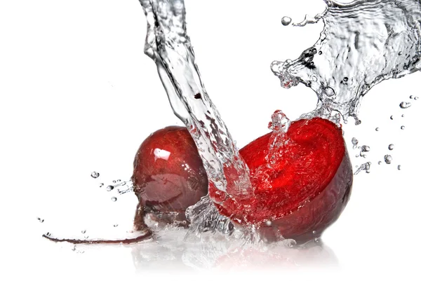 스플래시 절연 물으로 빨간 사탕 무 — 스톡 사진