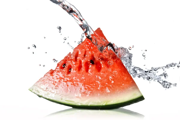 Vattenmelon och vatten splas — Stockfoto