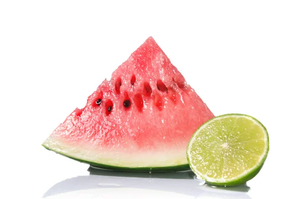Vattenmelon och lime isolerad på vit — Stockfoto