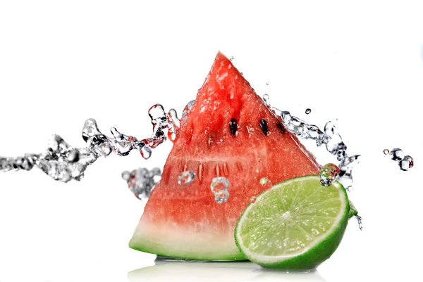 Meloun, vápna a vody splash — Stock fotografie