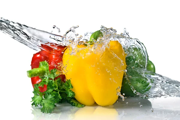 Pimenta e salsa com salpicos de água — Fotografia de Stock