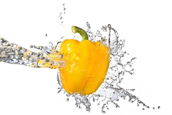 Friss víz-splash a sárga paprika — Stock Fotó