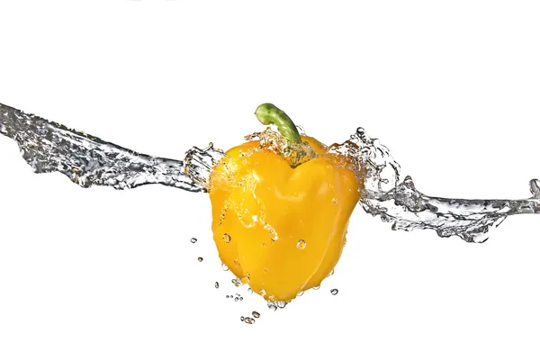 Spruzzi d'acqua dolce sul pepe giallo — Foto Stock