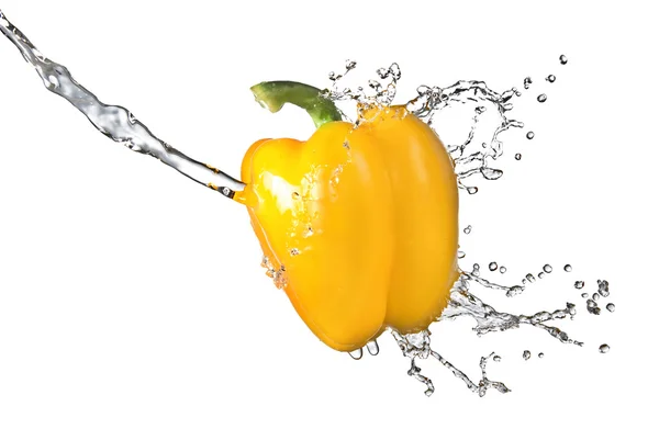 Zoet water splash op gele peper — Stockfoto