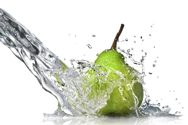 Plusk wody słodkiej na zielony gruszka — Zdjęcie stockowe