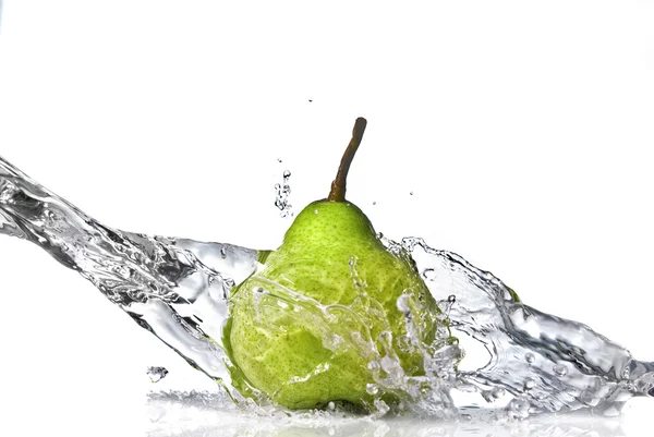 Zoet water splash op groene pear — Stockfoto