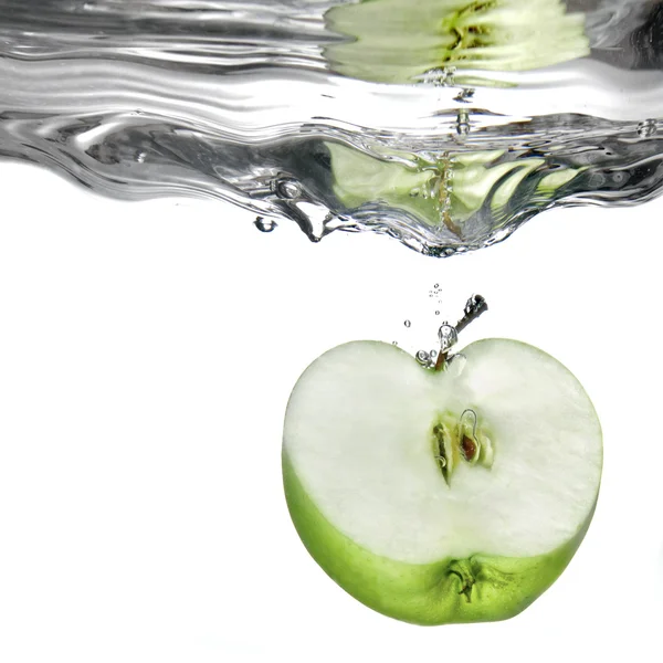 Свіжа вода бризкає на зеленому яблуці — стокове фото