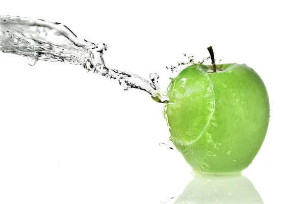 Spruzzi d'acqua dolce sulla mela verde — Foto Stock