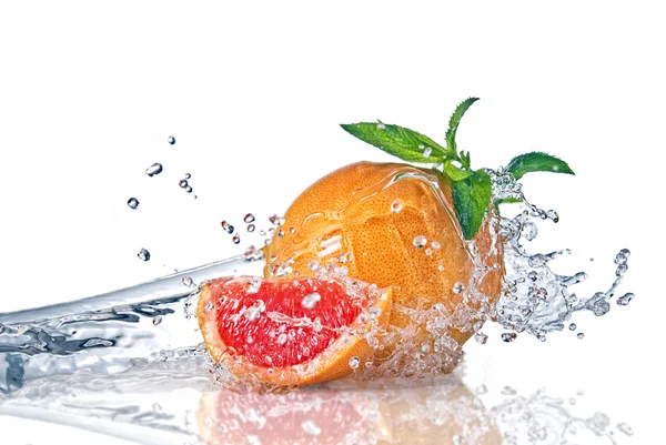 Salpicadura de agua en pomelo con menta — Foto de Stock