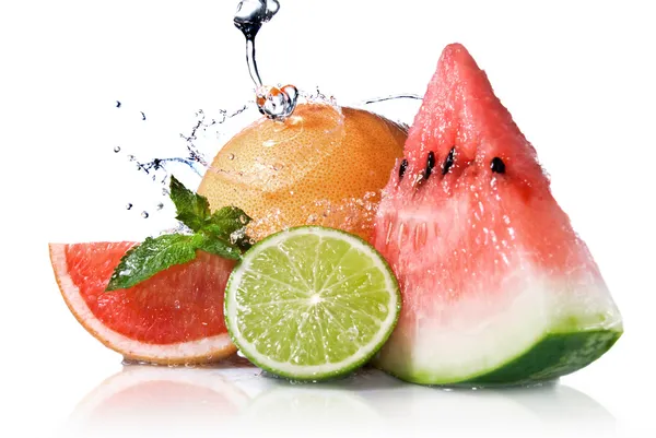 Salpicadura de agua en frutas frescas Imágenes de stock libres de derechos