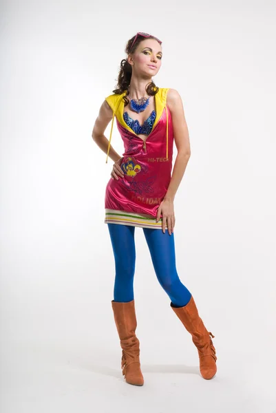 Красива молода жінка в кольоровому одязі — стокове фото