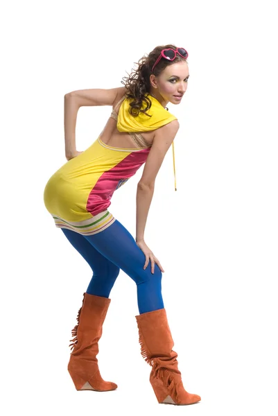 Красивая молодая женщина в цветной одежде — стоковое фото