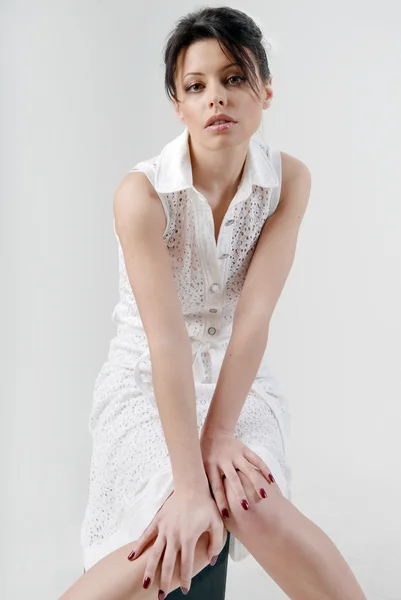 Vacker brunett i vit klänning — Stockfoto