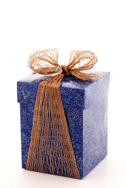 Caja de regalo azul de lujo con cinta de bronce — Foto de Stock