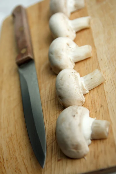 Rząd grzybów z nożem — Zdjęcie stockowe