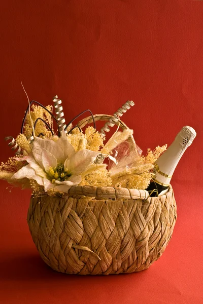 Korb mit Blumen und Wein — Stockfoto