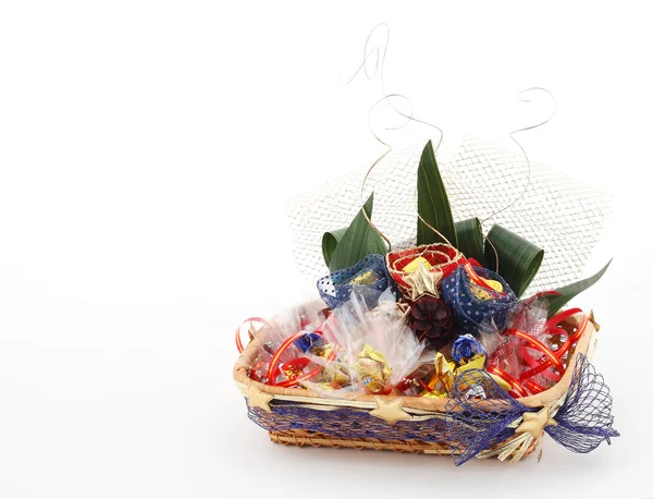 Gift basket with candies — Stock Photo, Image
