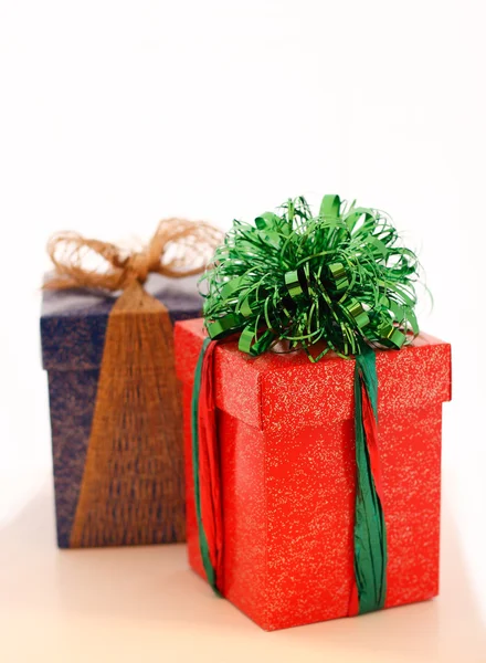Cajas de regalo en perspectiva se centran en verde — Foto de Stock
