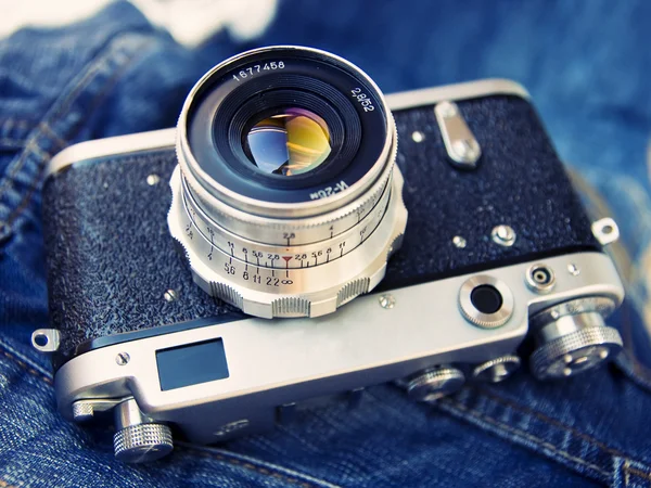 Камера дальномер пленки на джинсах backgr — стоковое фото