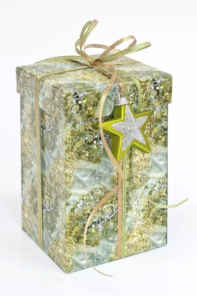 Scatola regalo verde fantasia con nastro — Foto Stock