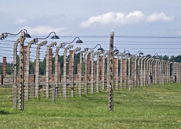 Проволочный забор и печи в Биркенау — стоковое фото