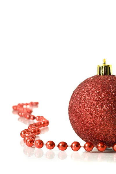 O Natal está a chegar. Bola de decoração vermelha — Fotografia de Stock