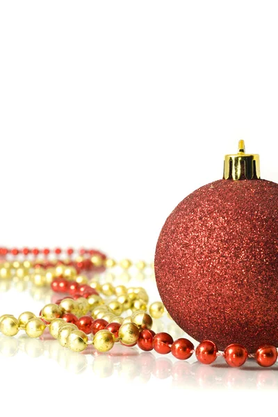 Weihnachtsdekoration - bunte rote Kugel — Stockfoto