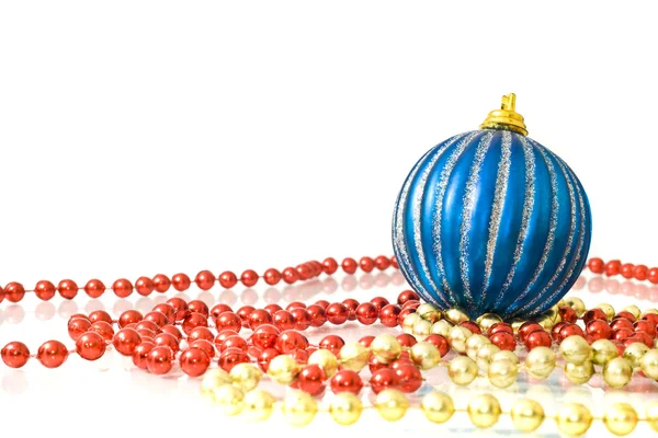 Boże Narodzenie - kolorowe koraliki i piłka — Zdjęcie stockowe