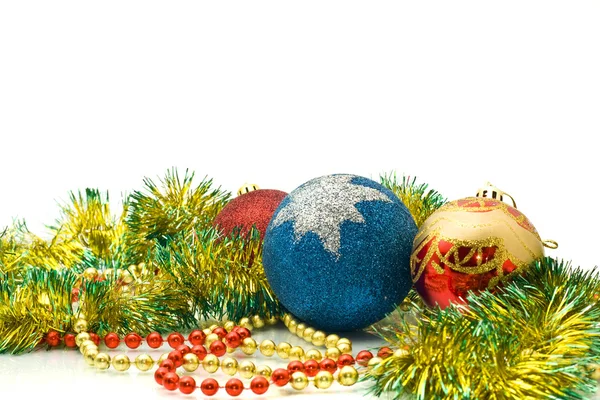 Natale - fili di lame colorati e palle — Foto Stock