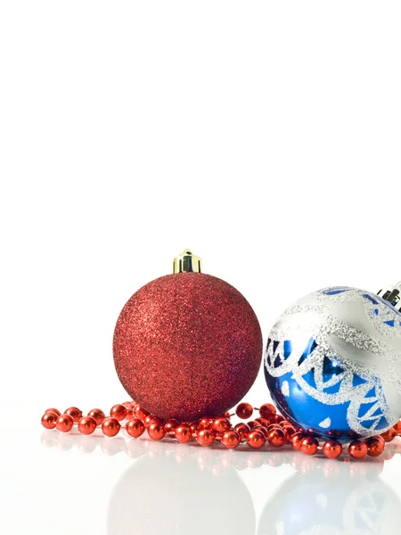 Різдвяні привітання - барвисті кульки — стокове фото
