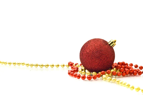 红色的装饰球和金色的珠子 — 图库照片