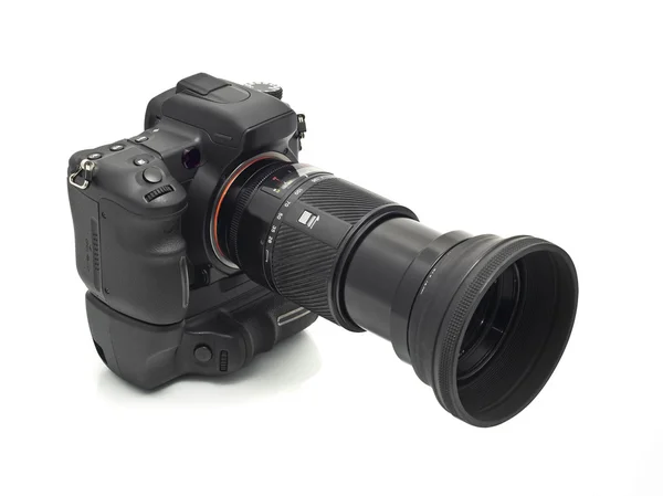 Câmera DSLR com lente telefoto — Fotografia de Stock