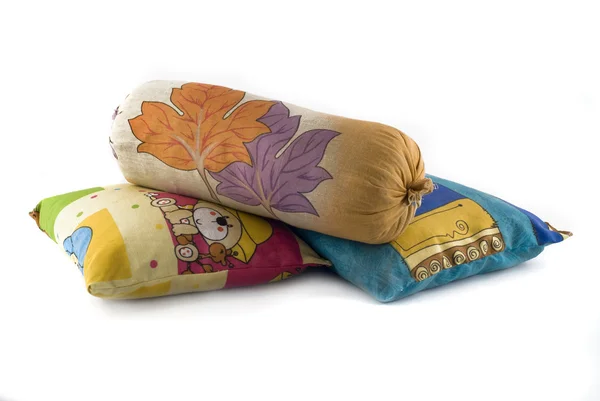 Kupie trzy kolorowe poduszki — Zdjęcie stockowe
