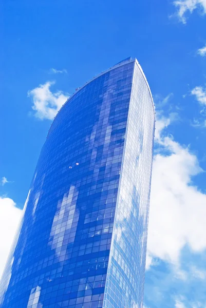 Modern cityscape: tall skyscraper — Stock Photo, Image