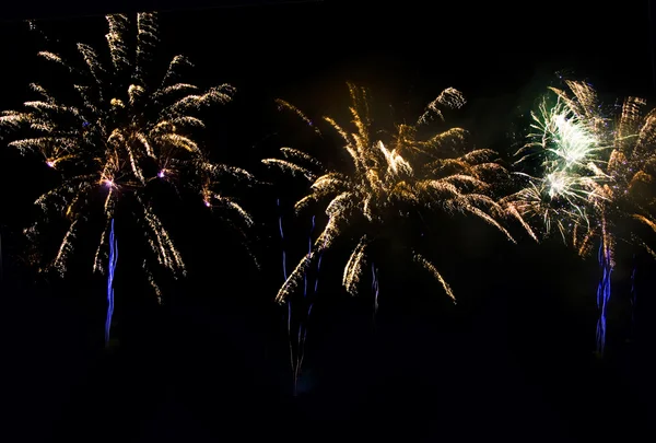 Feuerwerk in der Nacht am schwarzen Himmel — Stockfoto