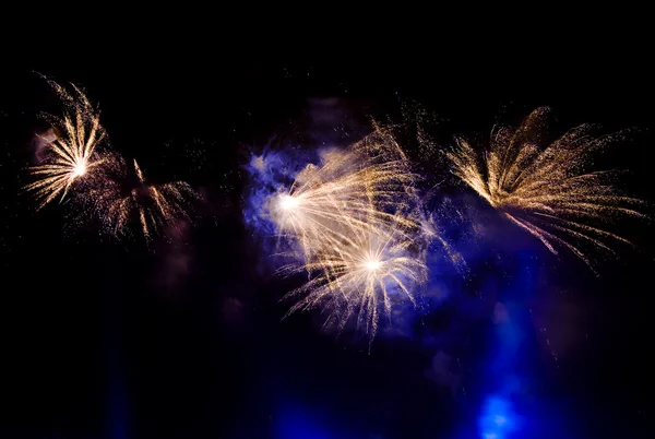 Фейерверки в небе ночью — стоковое фото