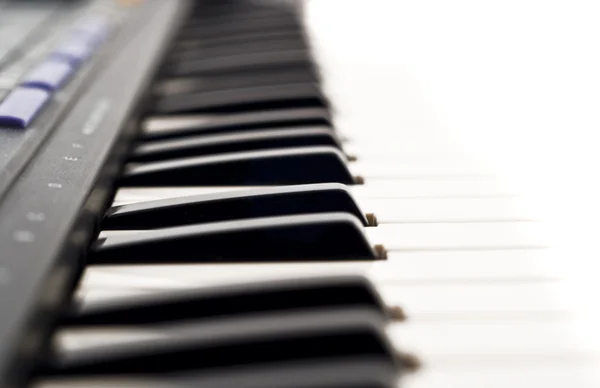Крайний крупный план фортепианной клавиатуры — стоковое фото