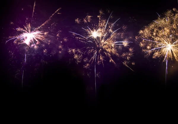 夜にカラフルな明るい花火 — ストック写真