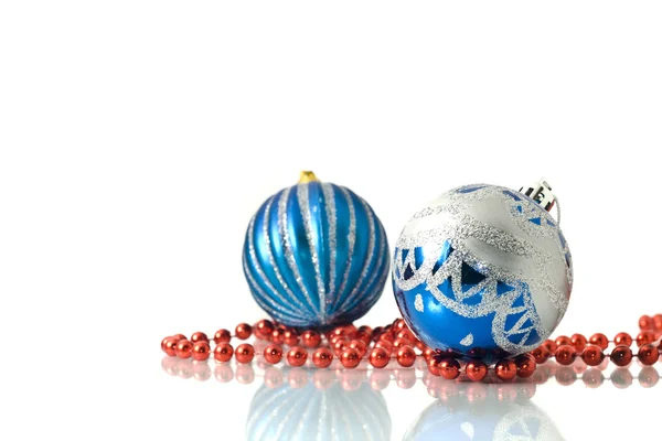 La decoración de Navidad - dos bolas azules —  Fotos de Stock