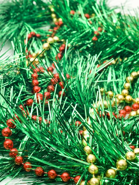 Noel yeşil tinsel ve boncuk — Stok fotoğraf