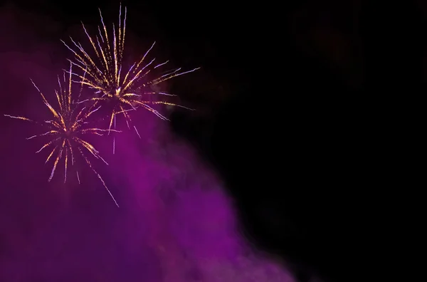 Fogos de artifício brilhantes à noite — Fotografia de Stock