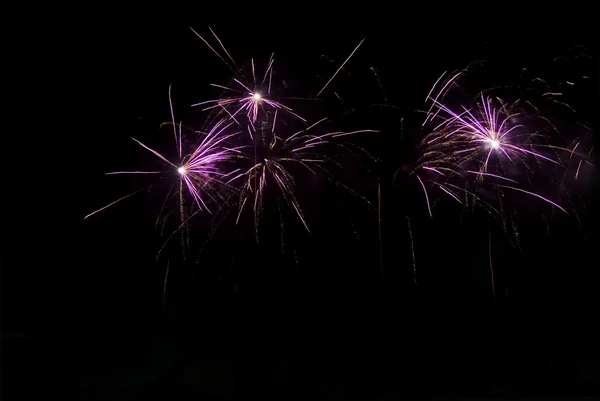 Fogos de artifício brilhantes à noite no céu — Fotografia de Stock