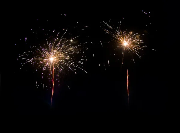 Fogos de artifício bonitos brilhantes à noite — Fotografia de Stock