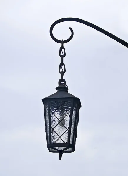 Старый фонарь на улице — стоковое фото