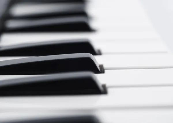 Закрытие фортепианной клавиатуры DOF — стоковое фото