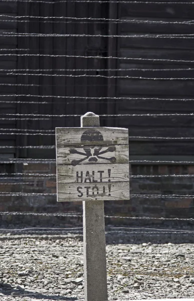 警告标志板在奥斯威辛集中营 — 图库照片